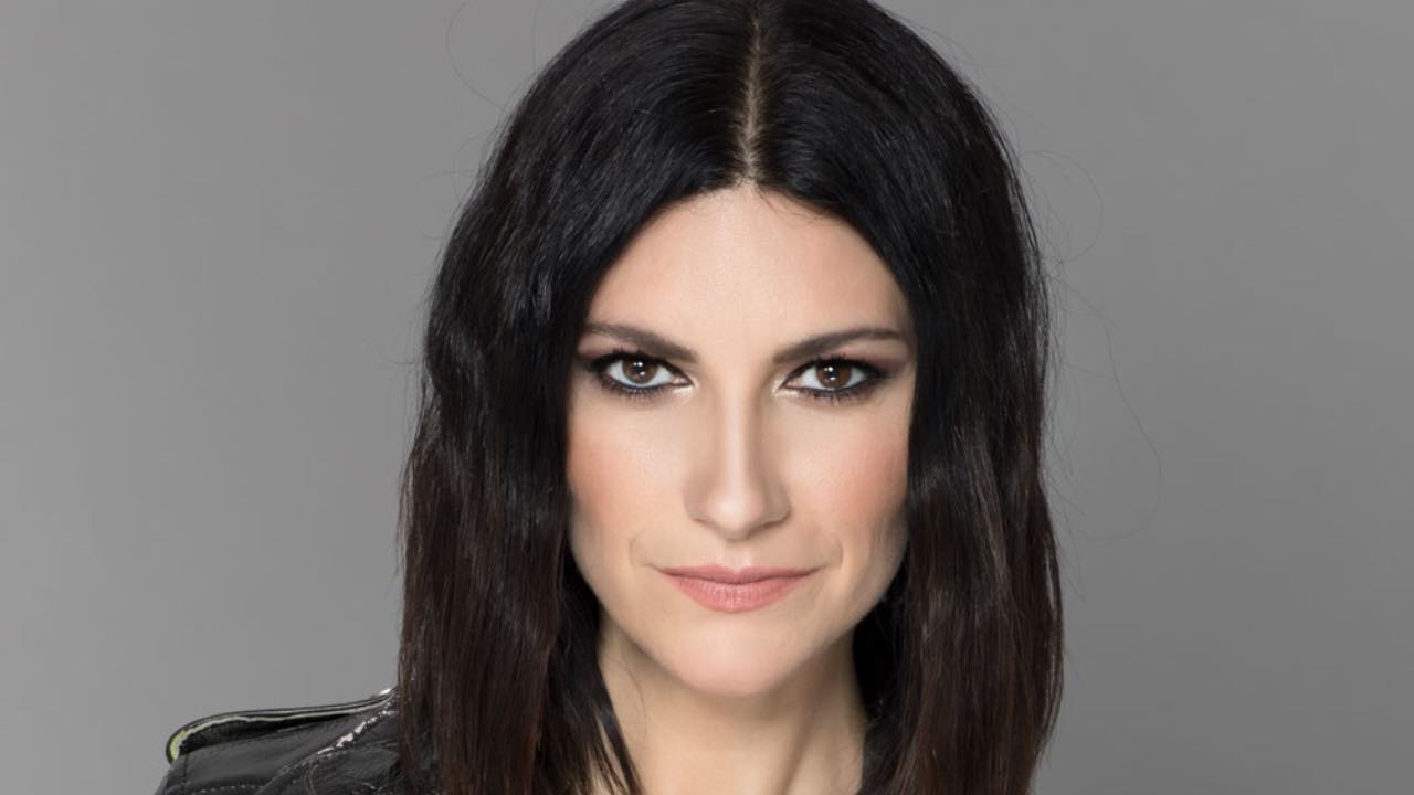 Laura Pausini, lo rivela senza filtri: "Vorrei chiudermi in casa."...