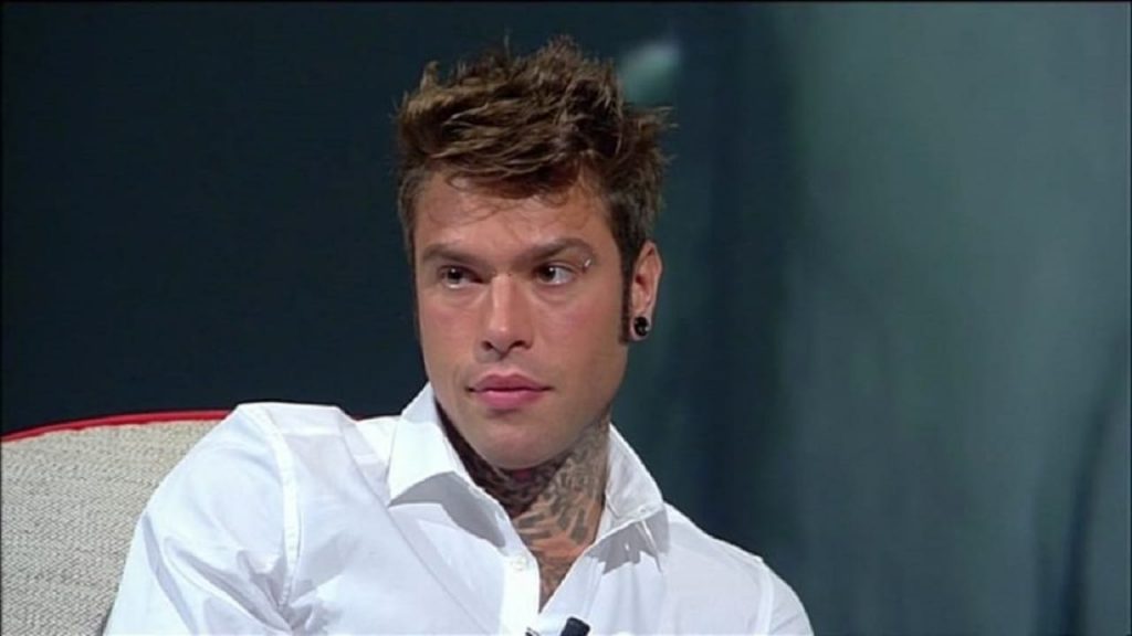 Fedez, la confessione disarmante: “Persone che p**pano di fianco a mia nonna”