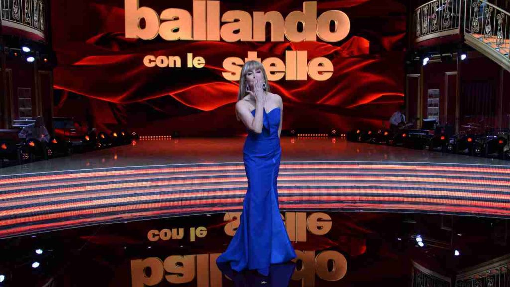 Ballando con le stelle, Milly Carlucci presenta il nuovo vip: è un volto storico di Rai 1 | Ecco il suo nome