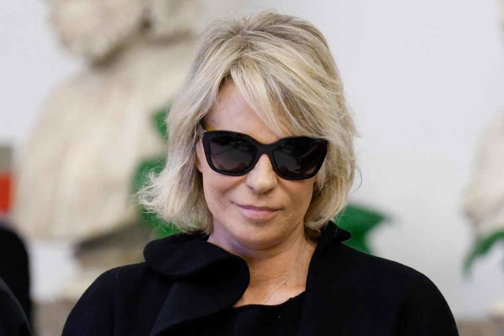 “Mi ha preso in fronte”: la rivelazione drammatica di Maria De Filippi