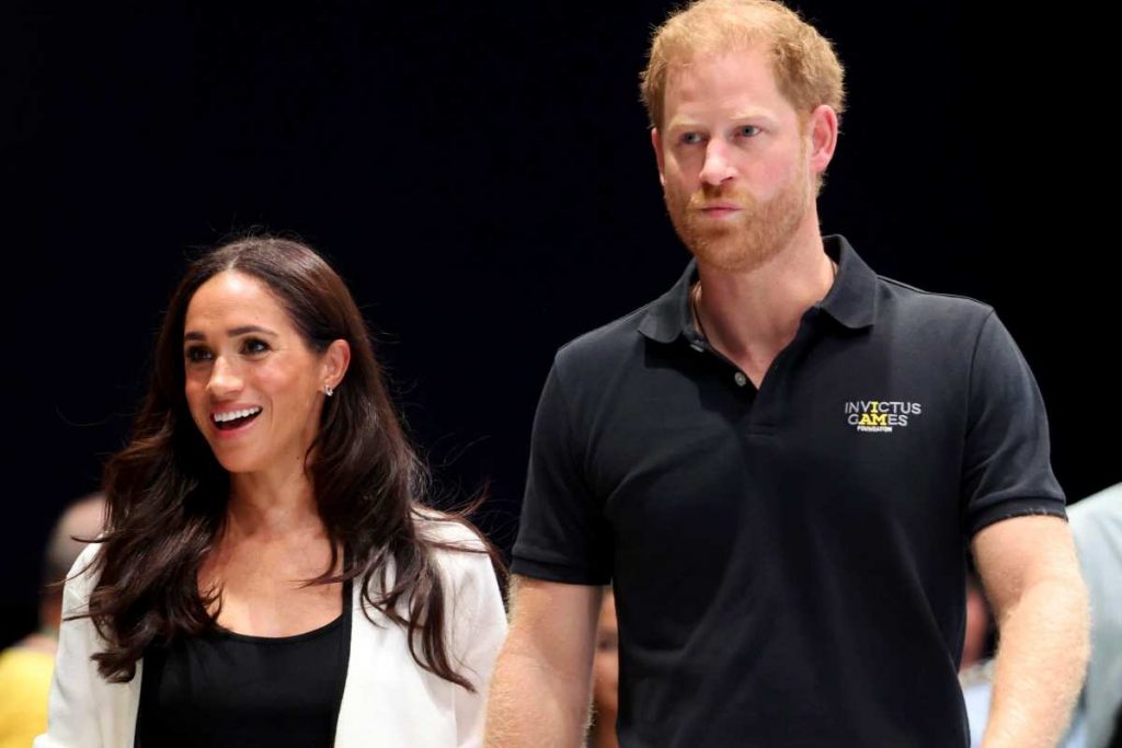 Harry e Meghan escono allo scoperto, era tutta una strategia: hanno usato i figli