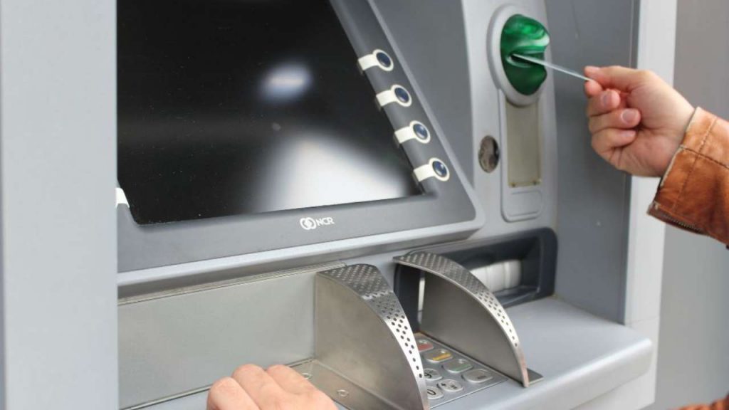 Bancomat, addio prelievi: parte il pagamento automatico per prendere i soldi | Usi solo il bancomat da ora