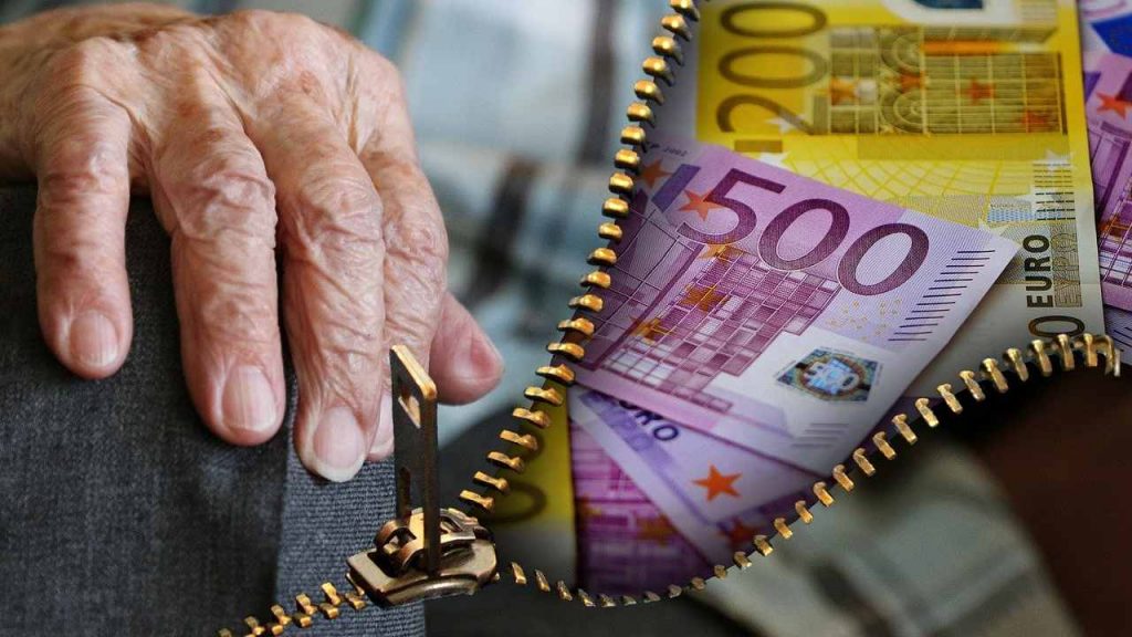 Bollette, ufficiale lo sconto anziani: se hai più di 69 anni paghi molto meno | Puoi usare anche tua nonna