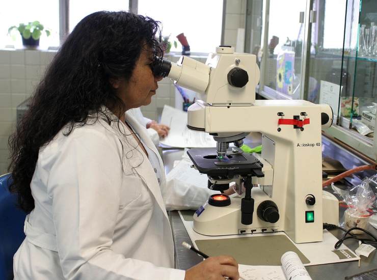 Dottoressa in laboratorio al microscopio