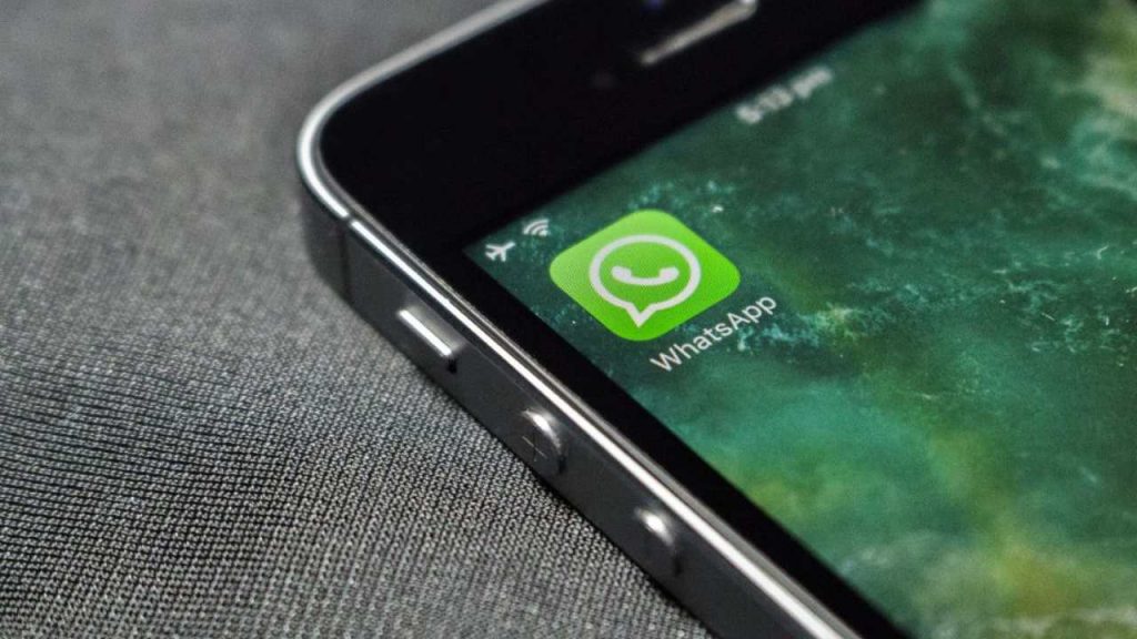 Posto di blocco, partono controlli a tappeto ai cellulari: “Devo guardare il suo whatsapp” | Non puoi rifiutarti