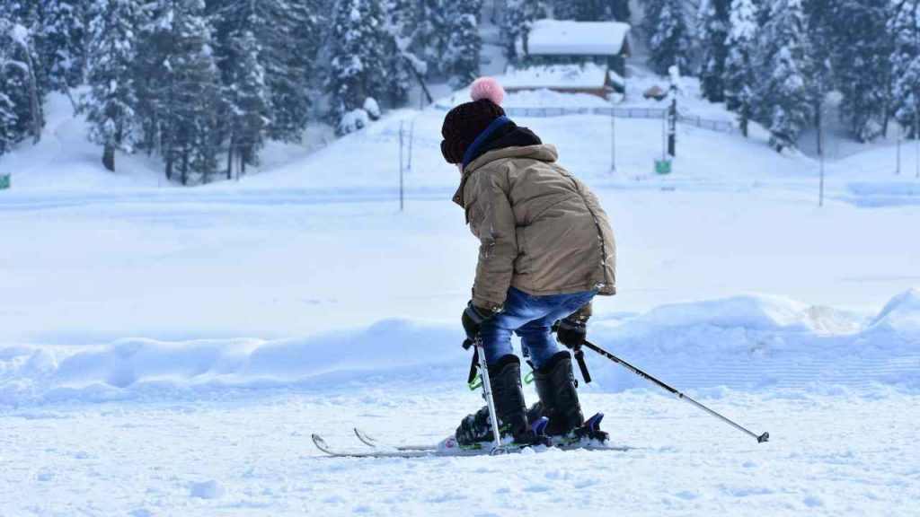 Bolzano, lasciano sola la figlia di 6 anni per andare a sciare: quando tornano al rifugio, la trovano con i Carabinieri