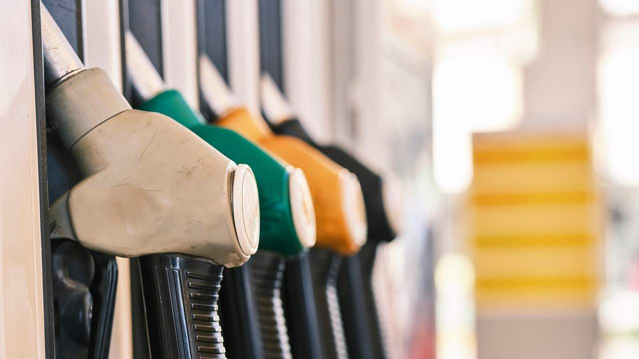 Allarme benzina e diesel, prezzi mai così alti da agosto ad oggi: cosa sta succedendo