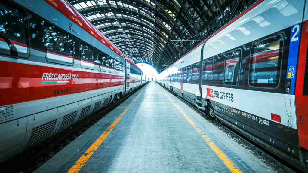 Milano, picchiano e derubano i viaggiatori sui treni: arrestati un 14enne e un 15enne