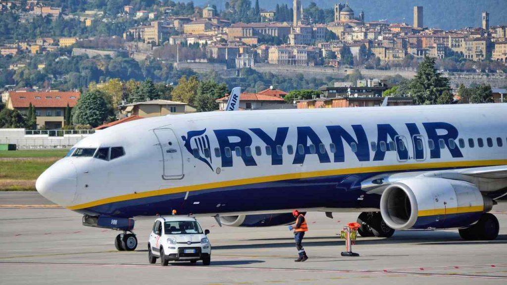 Bagaglio a mano Ryanair, comunicate ufficialmente le nuove misure per chi siede in prima fila | È un terno al lotto