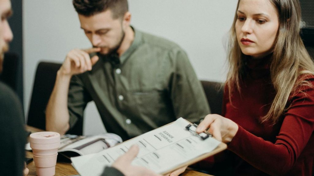 Offerte di lavoro, stai bene attento al dettaglio sull’annuncio: se è scritto così non inviare il cv e chiama subito la polizia