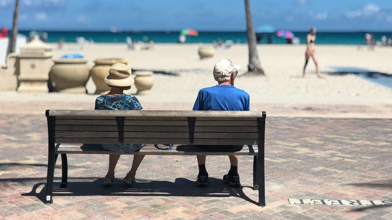 “Colleghi addio, me la godo a MIAMI”: va in pensione a 57 anni, tutto vero, ora lo puoi fare anche tu, ma solo in questi casi I Scopri se ci rientri