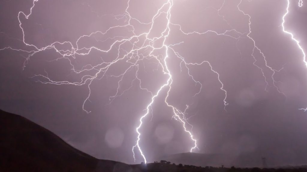 Meteo choc, tempeste spaziali in arrivo, gli scienziati sconvolti: “peggio della fantascienza” I Condizioni atmosferiche terribili, sta succedendo proprio adesso