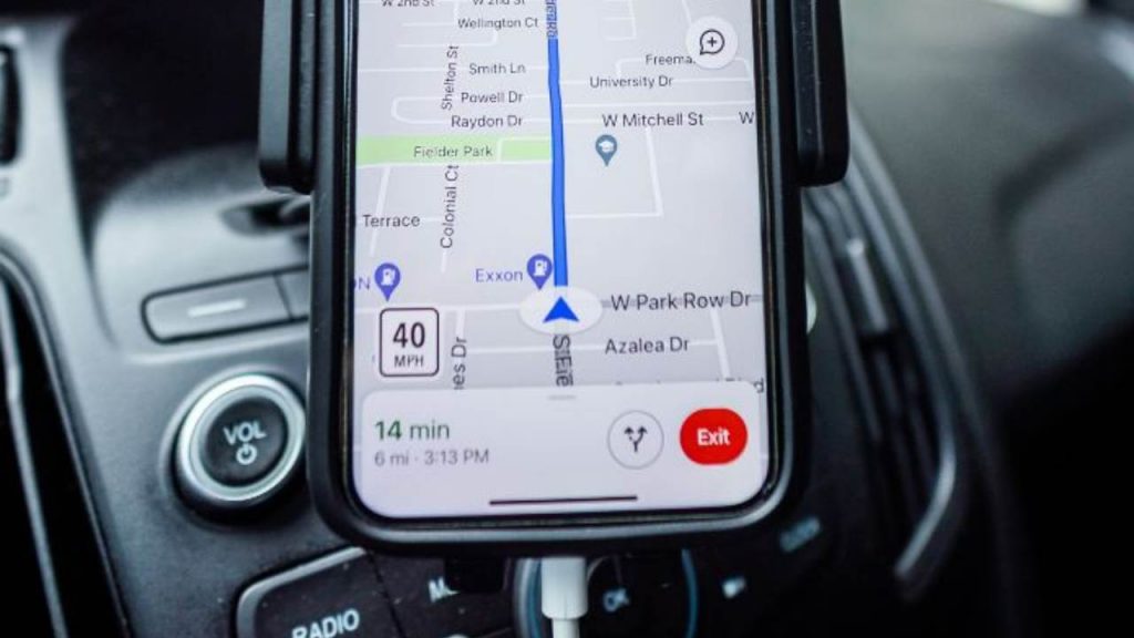 GPS auto, passa la nuova direttiva ministeriale: oscurate tutte le immagini degli itinerari | Puoi solo ascoltare la voce