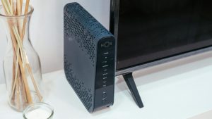 Router del wifi accanto al televisore