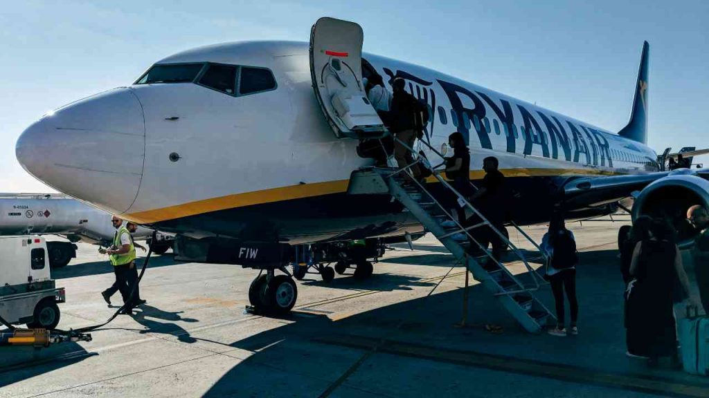 Cambiano le regole di viaggio di Ryanair: multe per i ritardatari e addio alle carte d’imbarco