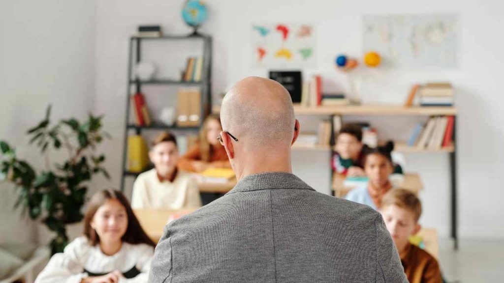 “Non ti piegare, mi istighi”: professore condannato per violenze e molestie sessuali. La denuncia delle studentesse