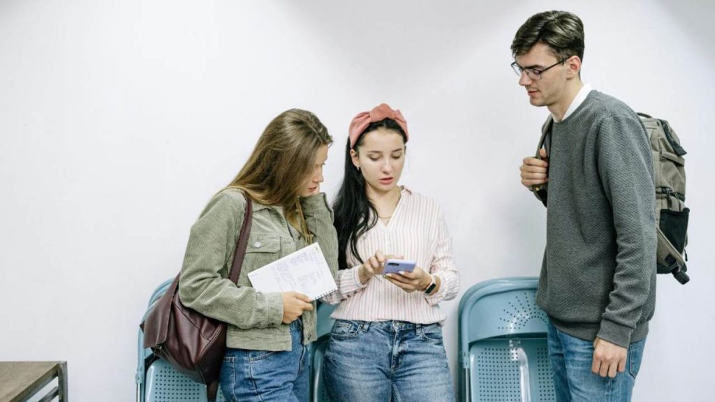 “Stanno monitorando il tuo telefono”: Italiani spiati, leggono le nostre chat e rubano i PIN del conto I Scoperta la frode del SUONO