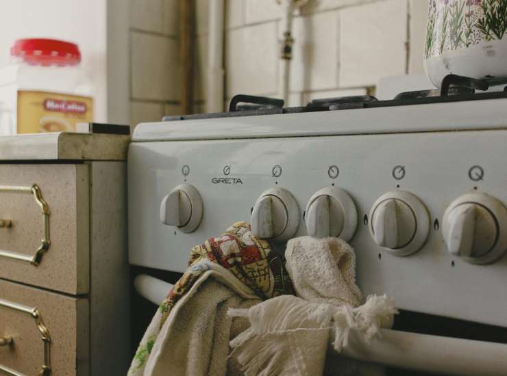 Strofinacci in cucina nel forno